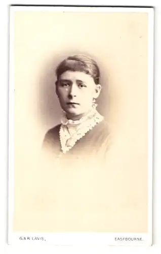 Fotografie G. & R. Lavis, Eastbourne, Portrait junge Dame mit weissem Spitzenkragen