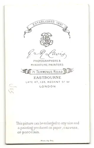 Fotografie G. & R. Lavis, Eastbourne, Portrait junge Dame mit weissem Spitzenkragen
