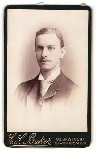 Fotografie E. Baker, Birmingham, Portrait Herr mit gepunkteter Krawatte