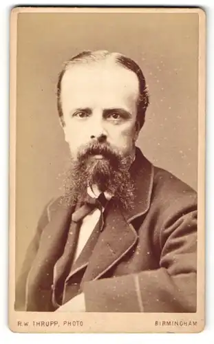 Fotografie R. W. Thrupp, Birmingham, Herr mit grosser Stirn und Vollbart
