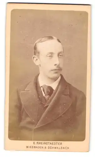 Fotografie E. Rheinstaedter, Wiesbaden, Portrait Herr mit Schnautzbart