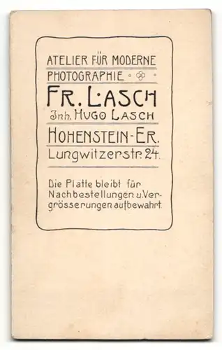 Fotografie Fr. Lasch, Hohenstein-Er., Portrait elegant gekleideter Herr mit Buch an Tisch gelehnt