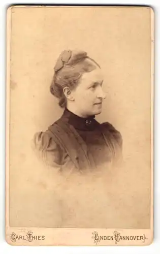 Fotografie Carl Thies, Linden-Hannover, Portrait junge Dame mit Hochsteckfrisur und Kragenbrosche