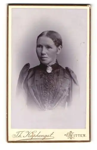 Fotografie Th. Kaphengst, Witten, Portrait bürgerliche Dame mit zurückgebundenem Haar