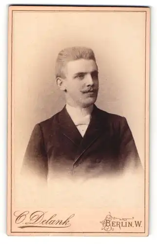 Fotografie C. Delank, Berlin-W, Portrait bürgerlicher Herr im eleganten Anzug mit Schnauzbart