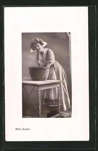 Präge-AK Schauspielerin Billie Burke an einer Waschschüssel