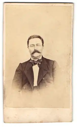 Fotografie unbekannter Fotograf und Ort, Portrait Herr mit Schnurrbart und Brille