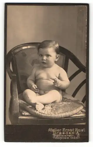 Fotografie Ernst Rost, Dresden, Baby auf Stuhl sitzend