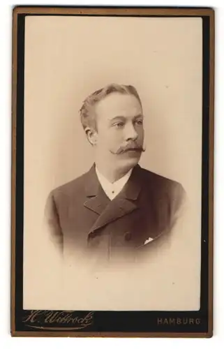 Fotografie H. Wittrock, Hamburg, Portrait bürgerlicher Herr im eleganten Anzug mit Zwirbelbart