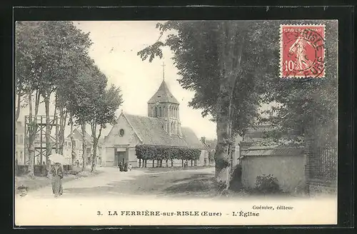 AK La Ferrière-sur-Risle, L`Église, Ortsansicht mit Kirche und Passanten