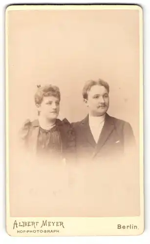 Fotografie Albert Meyer, Berlin, Ehepaar in schwarzer Kleidung