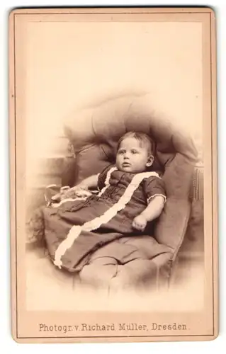 Fotografie Richard Müller, Dresden, Baby in Sessel lehnend