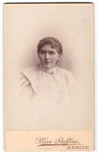 Fotografie Max Steffens, Berlin, Portrait junge Dame mit Flechtfrisur und Kragenbrosche