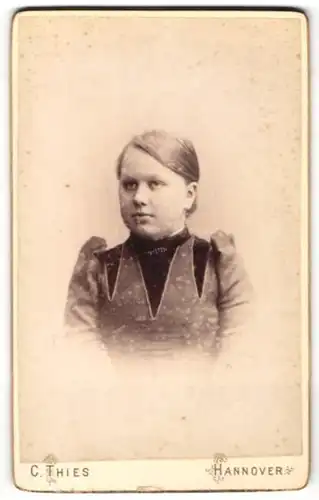 Fotografie C. Thies, Hannover, Portrait schönes Fräulein mit besticktem Kleid