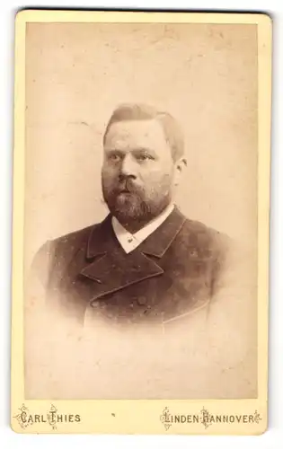 Fotografie Carl Thies, Linden-Hannover, Portrait dunkelhaariger Herr mit Vollbart