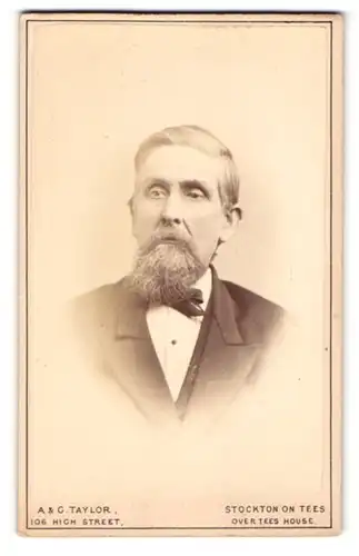 Fotografie A & G. Taylor, Stockton on Tees, Portrait blonder Mann mit Bart