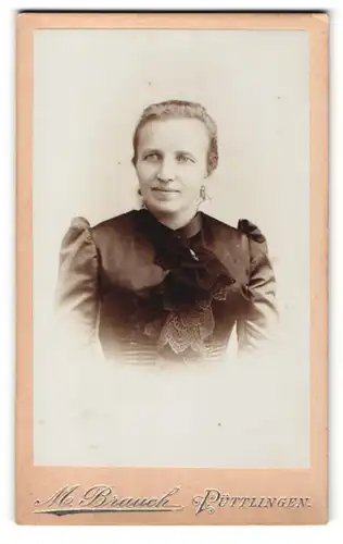 Fotografie M. Brauch, Püttlingen, Portrait dunkelhaarige Dame im schwarzen Kleid