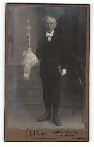 Fotografie J. Hotter, Oberdorf, Portrait blonder Bube mit Kerze in der Hand