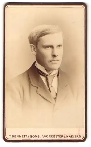Fotografie T. Bennett & Sons, Worcester, Portrait blonder junger Mann in Krawatte und Jackett