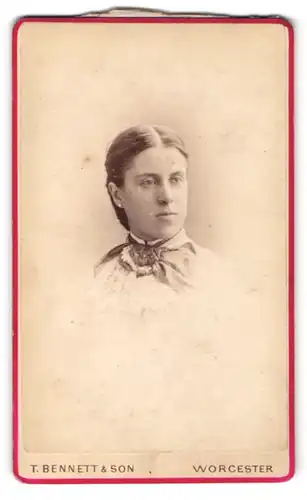 Fotografie T. Bennett & Son, Worcester, Portrait hübsche Dame mit Ohrschmuck