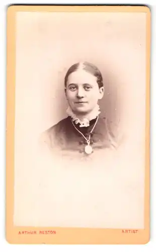 Fotografie Arthur Reston, Manchester, Portrait, schönes Fräulein mit Halskette