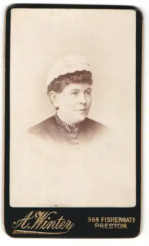 Fotografie A. Winter, Preston, Portrait brünette Frau mit Ohrring und Kopfbedeckung