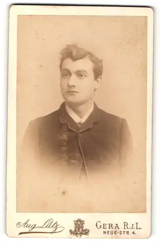 Fotografie Aug. Lutz, Gera, Portrait junger Herr im Anzug