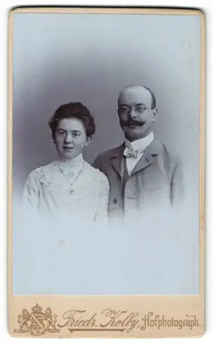 Fotografie Freidr. Kolby, Zwickau, Portrait dunkelhaariges Paar in eleganter Kleidung