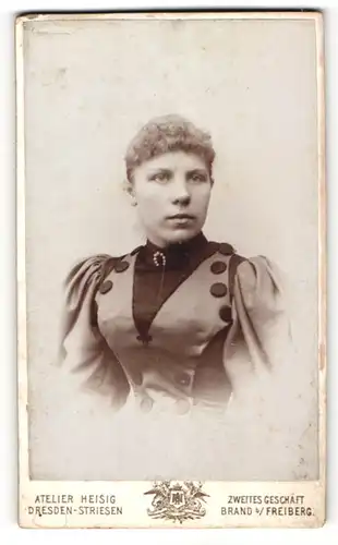 Fotografie Atelier Heisig, Dresden, Portrait hübsche Frau mit Brosche am Kragen