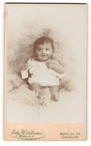 Fotografie Edg. Wallnau, Berlin, Portrait niedliches Kleinkind im weissen Kleidchen