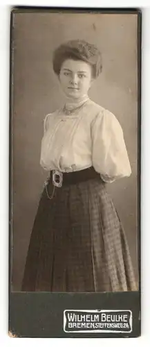 Fotografie Wilhelm Beulke, Bremen, Junge Frau mit Bluse und Rock mit hochgestecktem Haar