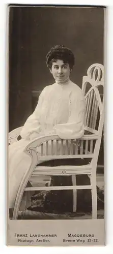 Fotografie Franz Langhammer, Magdeburg, Junge Frau im Kleid auf Stuhl sitzend
