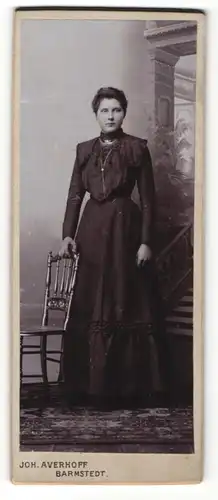 Fotografie Joh. Averhoff, Barmstedt, Junge Frau im Kleid an Stuhl lehnend mit Halskette