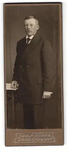 Fotografie Adolf Nahme, Stade, Junger Mann im Anzug mit Schnauzer und Krawatte
