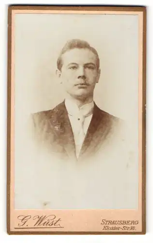 Fotografie G. Wüst, Strausberg, Mann mit Haartolle und weisser Krawatte