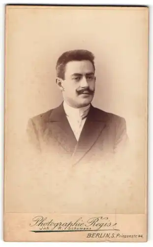 Fotografie R. Schumann, Berlin, Mann mit Igelhaar und Schnurrbart