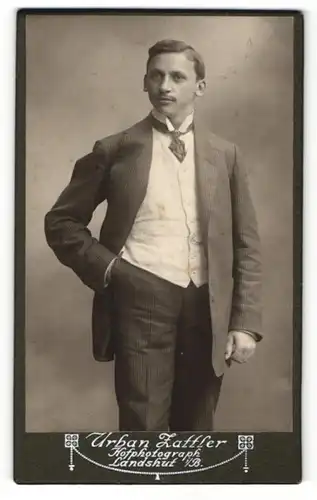 Fotografie Urban Zattler, Landshut i / B., Portrait junger Herr im Anzug mit Krawatte