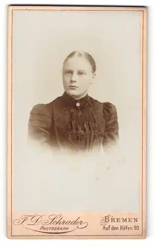 Fotografie F. D. Schrader, Bremen, Portrait junge Dame mit zurückgebundenem Haar