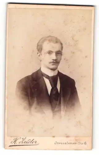 Fotografie H. Zeidler, Berlin-SW, Portrait junger Herr im Anzug mit Krawatte