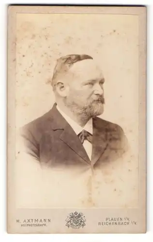 Fotografie H. Axtmann, Plauen i / V., Portrait älterer Herr im Anzug mit Fliege und Vollbart