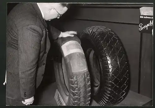 Fotografie Auto-Reifen, abgefahrener & Runderneuerter Autoreifen 1939