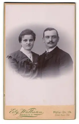 Fotografie Edg. Wallnau, Berlin-N, Portrait bürgerliches Paar in hübscher Kleidung