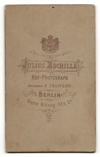 Fotografie Julius Zschille, Berlin, Portrait junger Herr im modischen Anzug mit Zwirbelbart