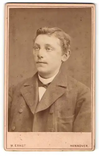 Fotografie W. Ernst, Hannover, Portrait junger Herr in modischer Kleidung mit Fliege