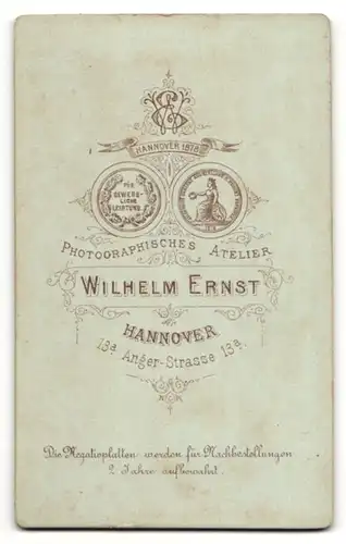 Fotografie W. Ernst, Hannover, Portrait junger Herr in modischer Kleidung mit Fliege