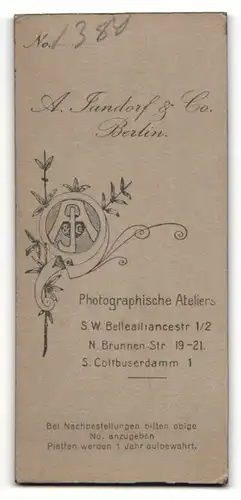Fotografie A. Jandorf & Co., Berlin, Portrait Konfirmandin mit Gebetsbuch und Blumenstrauss