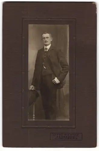 Fotografie Otto Richter, Radeberg, Portrait bürgerlicher Herr im Anzug mit Krawatte