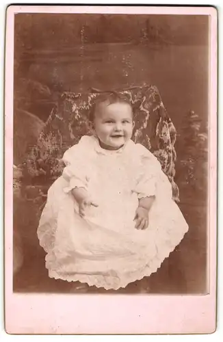 Fotografie unbekannter Fotograf und Ort, Portrait niedliches Kleinkind im weissen Kleidchen