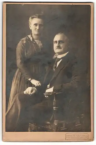 Fotografie Max Petermann, L. Kleinzschocher, Portrait sitzender Herr im Anzug mit hübsch gekleideter Frau
