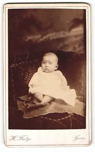 Fotografie H. Festge, Gera, Portrait Baby im Taufkleidchen